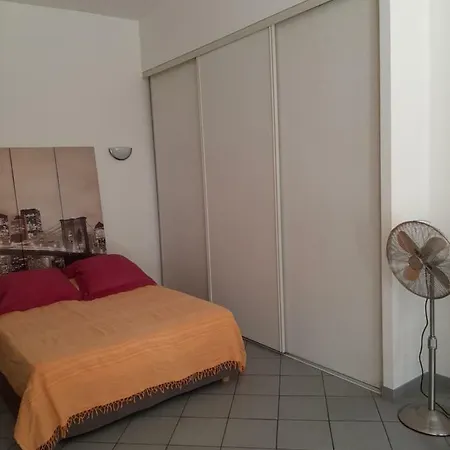 Grand Studio-loft-grand Parking-climatise-proche Centre Lejlighed *